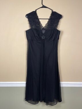 VTG Tahari Women’s Silk Floral Lace Trim Rhinestone Brooch Black Evening Dress